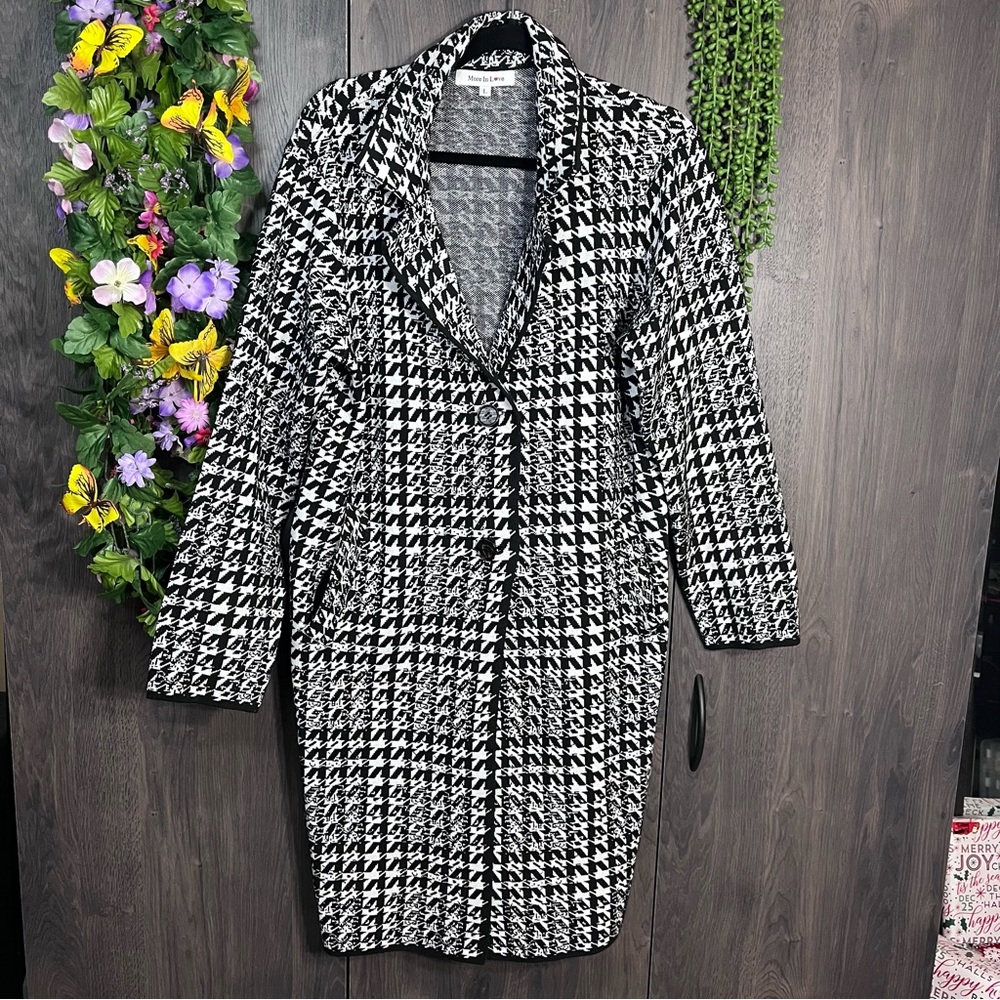 -💙2/$40💙More In Love Abstract Printed Long Button Close jacket Size Large